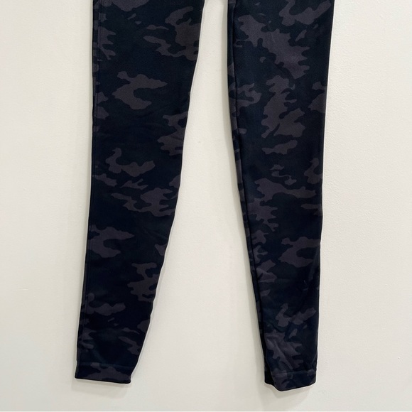 Spanx Look at Me Now Seamless Cropped Leggings Black Gray Camo Size Small - Picture 7 of 14